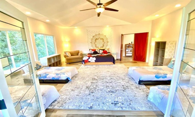 Honomu House | THE HONOMU HOUSE - Gorgeous, Spacious 4Bd2Ba Home near Waterfalls and Hilo, Sleeps 12!