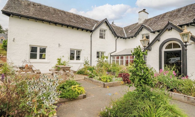 Killin Cottage | THE HOUSE AT BRIDGE OF LOCHAY, pet friendly, with hot tub in Killin