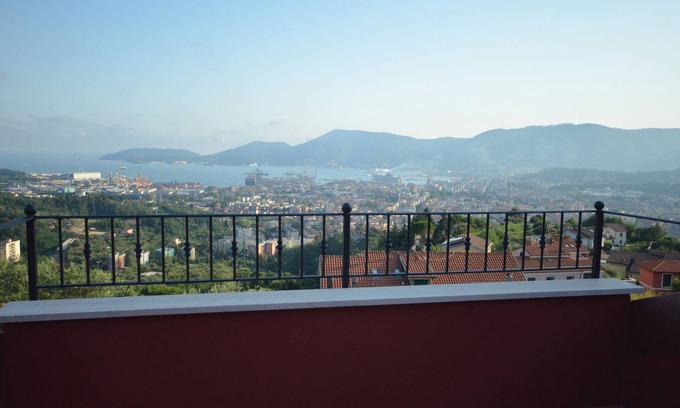 La Spezia Villa | The house with a view of Emma is a charming apartment with a splendid sea view