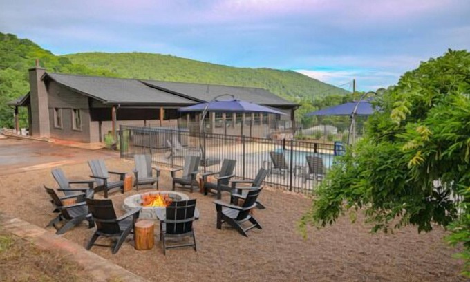 Skyland House | The Huntly Estate | Asheville Retreat | The Lodge + The Grange | Weddings & Events