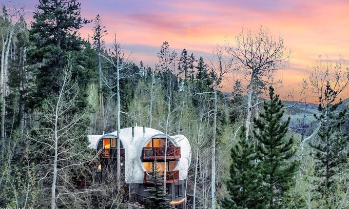 Intermountain Condo | The ICONIC Vail Home with FREE SKIER Parking at Vail.