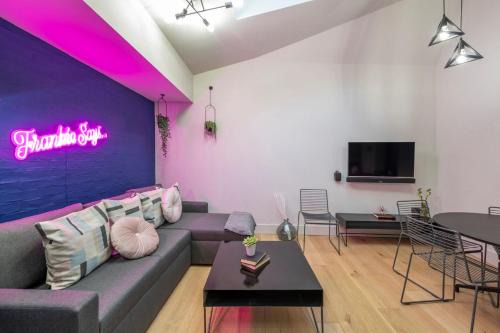 London City Centre Apartment | The Insta Playhouse - Covent Garden - by Frankie Says