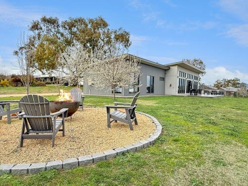 Mansfield House | The Iron Pear - Pet Friendly with Country Views