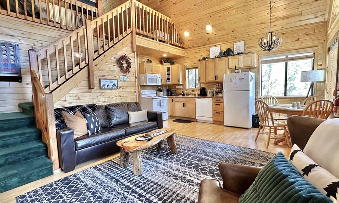 Heber Cabin | The Juniper Grove | Loft & Private Hot Tub!