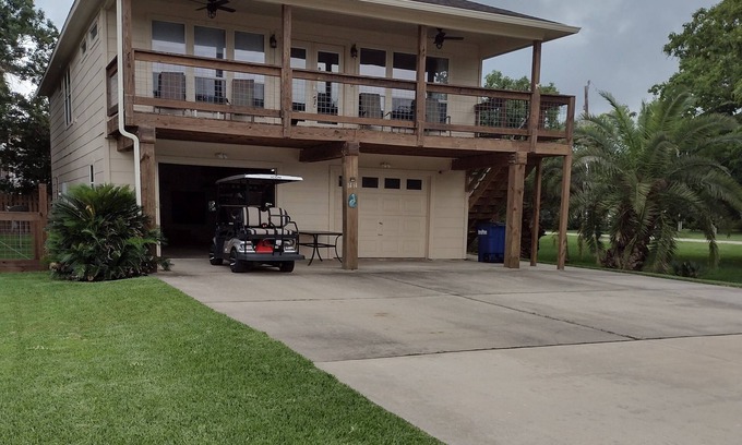Clear Lake Shores House | The Kemah house is on the Bay side of 146, ½ mile up Kipp Ave to the Boardwalk