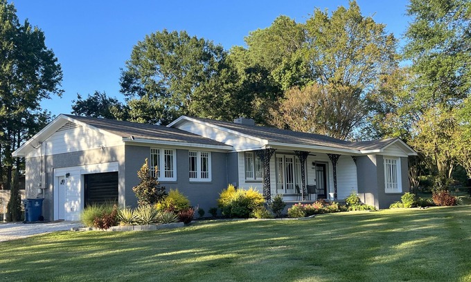 Jonesville House | “The Koop” A relaxing retreat within reach