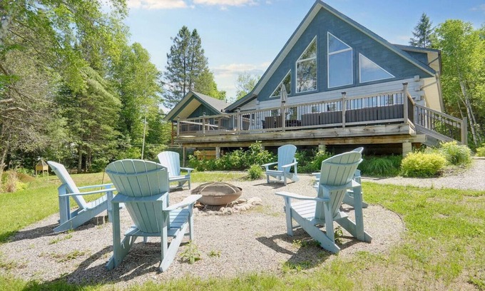 Pontiac Apartment | The Lake Escape - Waterfront, Hot tub, Sleeps 14!