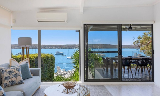 Gwandalan House | The Lake Escape - Waterfront w/Hot tub & Kayaks