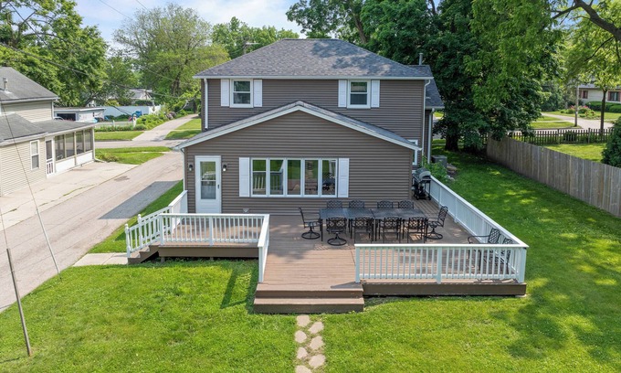 Lake Geneva House | The Lake Geneva Lodge - Walkable tonDowntown & Beach