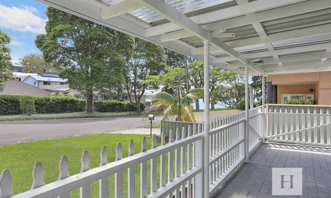 Mannering Park House | The Lakehouse - Spacious Cottage!