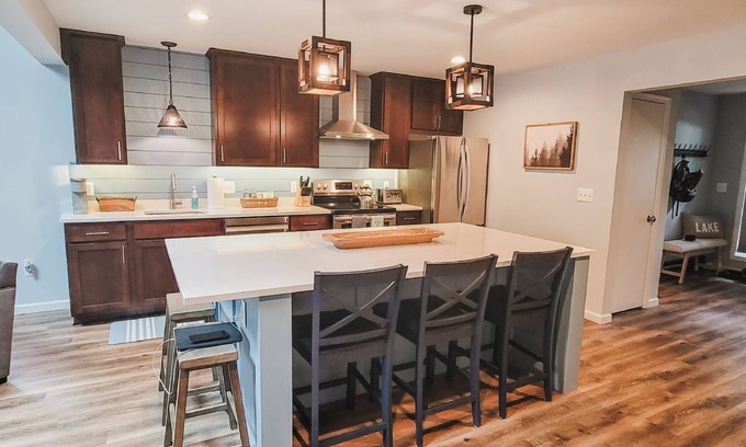 Thayerville House | The Lazy Bear - Newly updated townhome in Deep Creek. Minutes to everything!