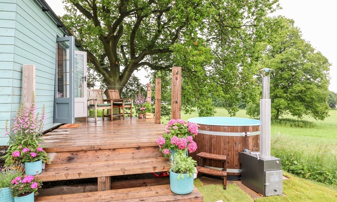 Rugeley Cottage | THE LAZY MARE BY THE WATER, romantic, with hot tub in Abbots Bromley