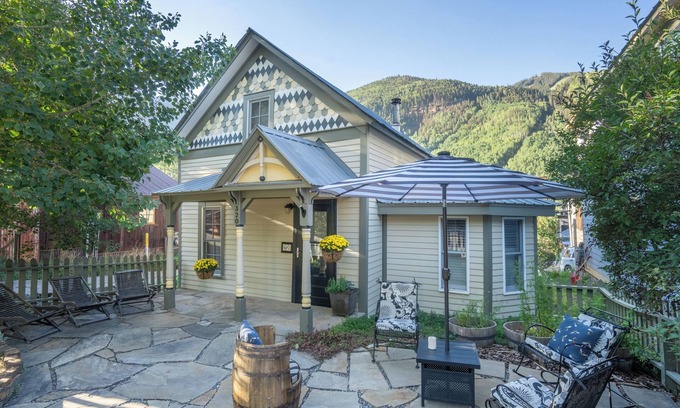 Telluride House | The Lily Pad~Heart of Telluride, 2 blocks to Skiing, 2 outdoor spaces, sunnyside