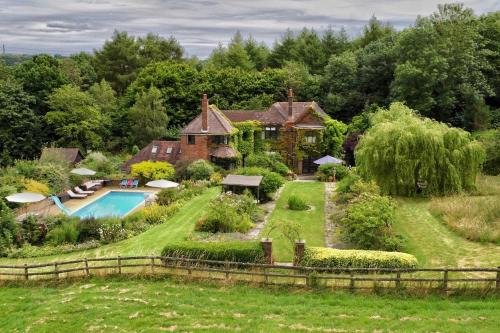 Great Missenden House | The Limes Country House with Heated Pool & Hot Tub