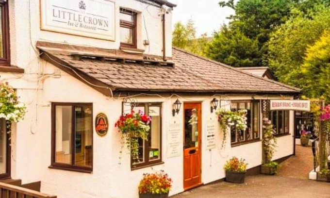 Cwm Frwd Oer Hotel | The Little Crown Inn
