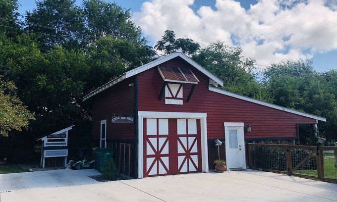Boerne House | The little red barn in the city