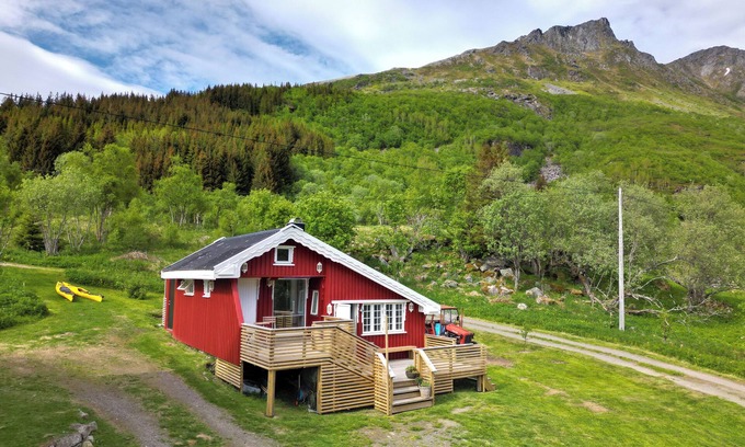 Barstrand Cabin | The Little Red Cabin Lofoten