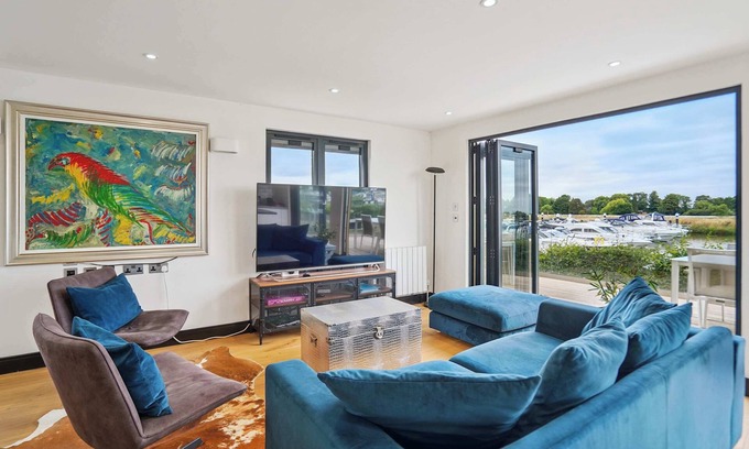Windsor House | The Lodge on River Thames - Beautiful Marina Views