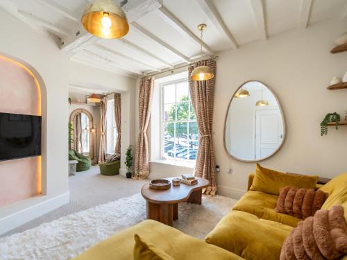 Shrewsbury Apartment | The Loft - a stylish 2-bed in prime central location - Pass the Keys