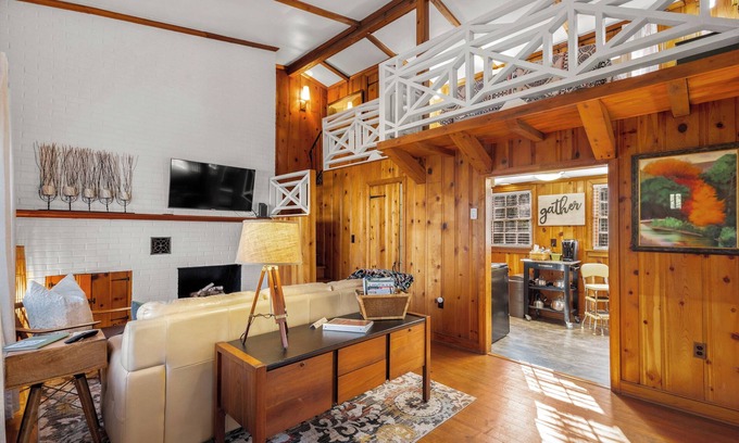 Petersburg Cottage | The “Lofty Cottage” Charming 1-bedroom cottage in marvelous Petersburg
