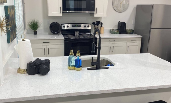 New Albany House | The Luxe! 3 bedroom 1 bath