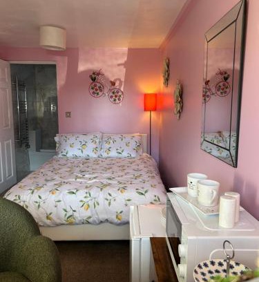 Evesham Apartment | The Lylac Room
