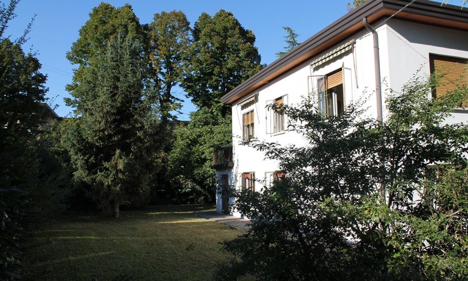 Pagnano House | The Magnolias of Venice next to the bus stop