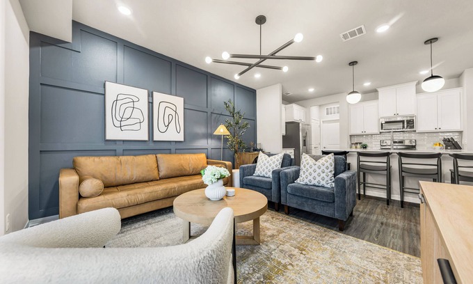 Bryan Condo | The Mark, B/CS - Luxurious 2BD/2BA condo 5 min from Downtown Bryan - New Listing