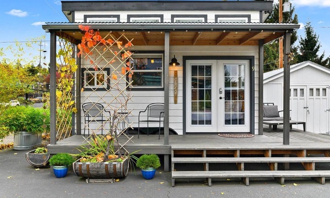 Kerns Hotel | The Merlot - Custom Tiny Home w/Vineyard Vibe