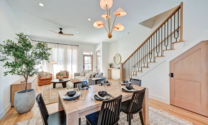 Buena Vista House | The Modern Downtown Getaway STR-291