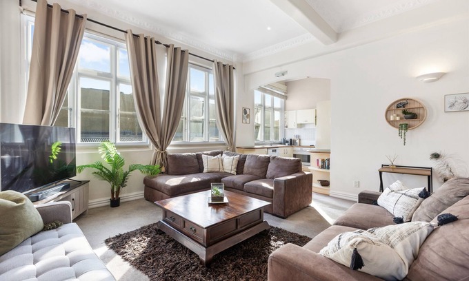 Te Aro Apartment | The Nest - Central, Sunny & Spacious Loft