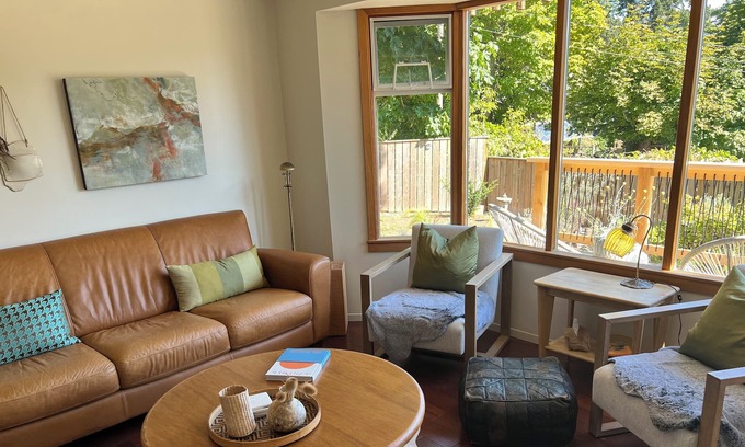 Crofton Cabin | The Nest: Cozy Seaside Retreat in Maple Bay