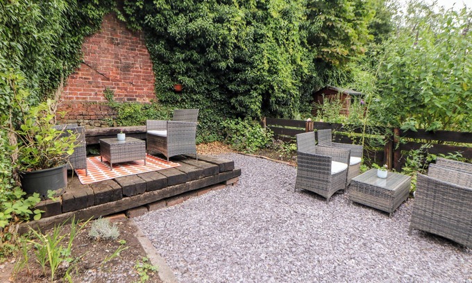 Leek House | THE NOOK, family friendly, character holiday cottage in Leek