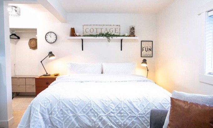 Harrison Hot Springs Apartment | The Nook | Top Floor Suite with Mountain View
