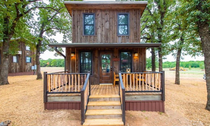 Elm Mott Ski Chalet | The Nuthatch Cabin 15 MIN to Magnolia Baylor