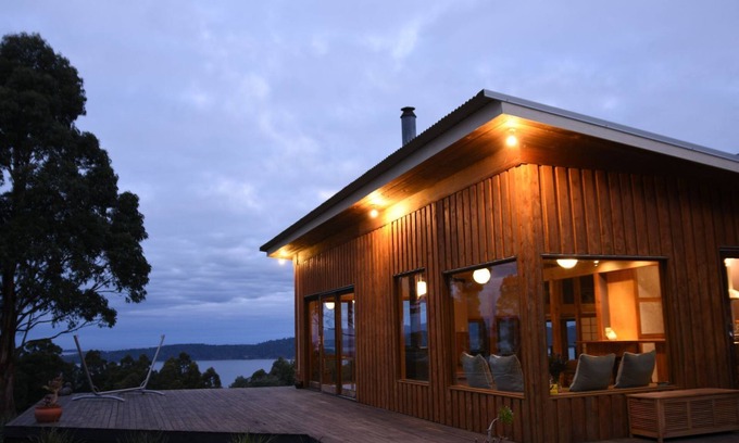 Middleton House | The O Retreat - Architectural Gem with Spa bath