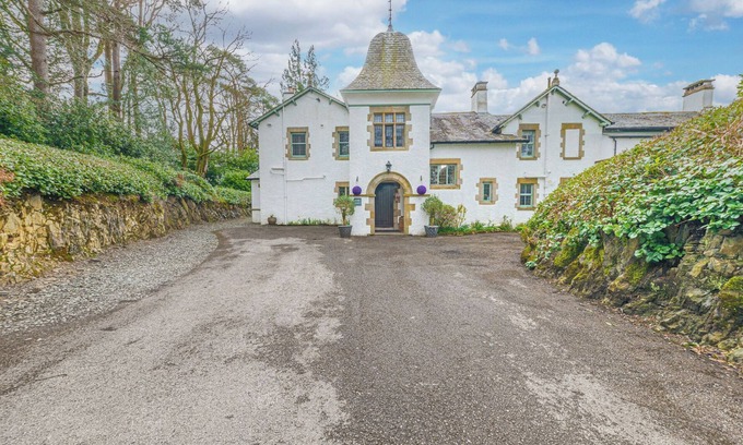 Bowness-on-Windermere House | THE OAKS, family friendly, with hot tub in Bowness-On-Windermere