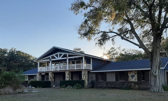 Citra Apartment | The "Observatory". A spacious apartment on a gated horse farm.