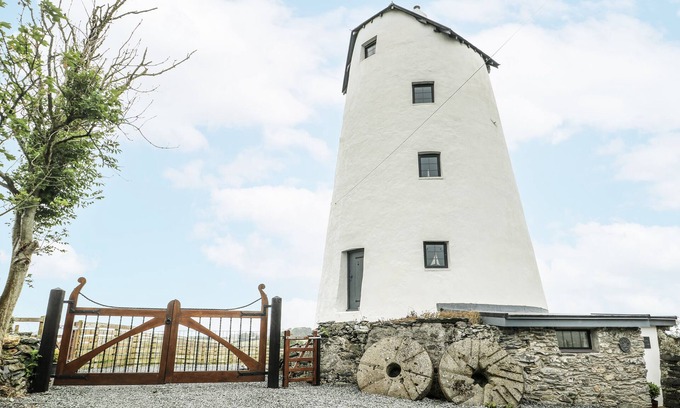 Cemaes Bay Cottage | THE OLD CORNMILL, pet friendly, country holiday cottage in Cemaes Bay