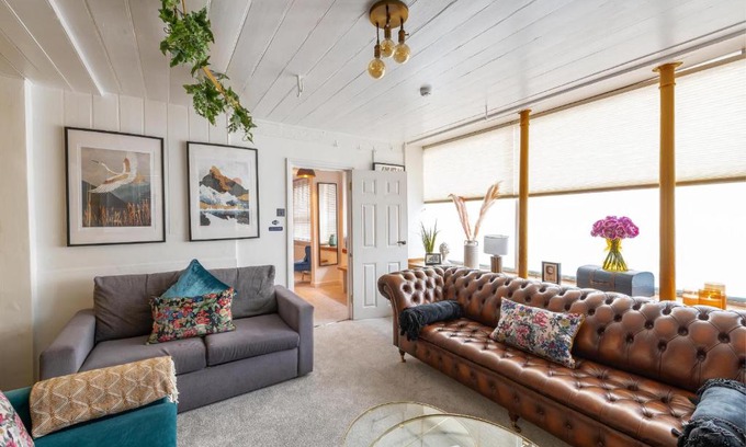 Upper Town Apartment | The Old Crescent Bakery - 4 Bedroom Residence in Bath by Mint Stays