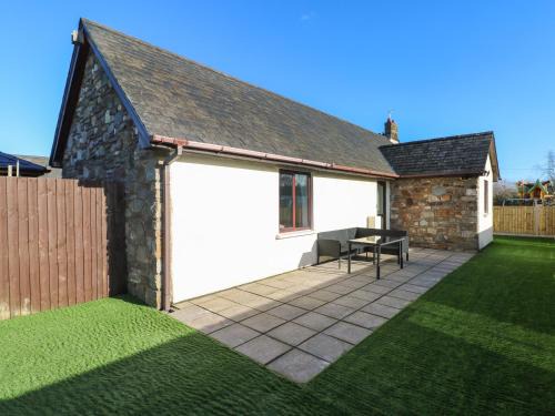 Draethen House | The Old Well Bungalow - Ty Mawr Farm
