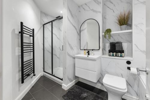 Leicester Apartment | The Olive Tree with balcony and parking