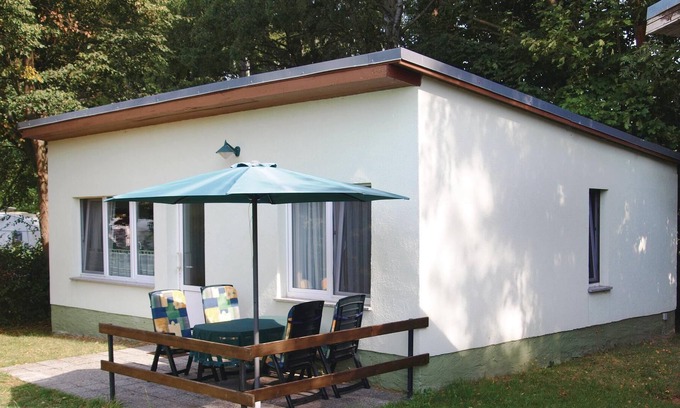 Brussow House | The open plot on which this solid and comfortably furnished vacation bungalow in Brandenburg stands