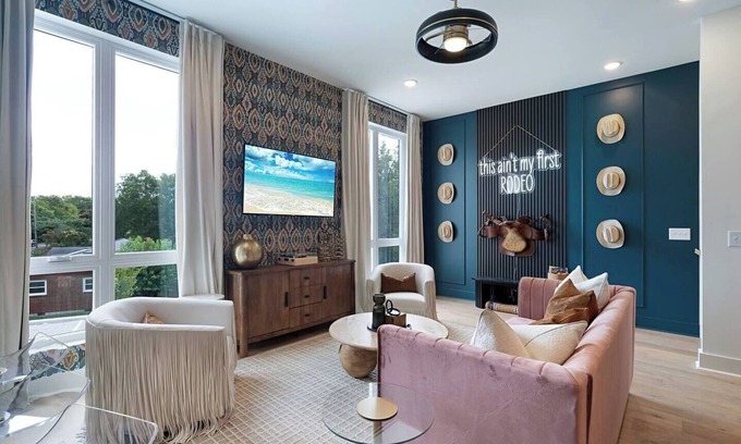 Nashville House | The Outlaw at Hydes Ferry