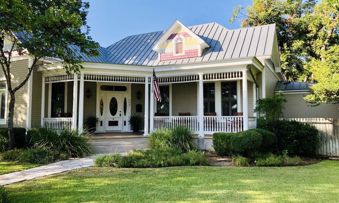 Fredericksburg House | The Painted Lady Estate -5/3.5 Slps 14 , HOT TUB, 2blks to Main, Fire Pit