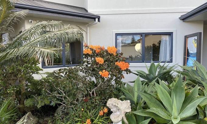 One Tree Point House | The Palms on Bermuda:nA tropical Oasis 100m to the Harbour’s edge.