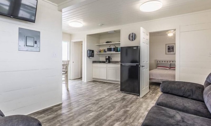 Freeport Cabin | The Pelican - Pelican - Two Bedroom Cottage
