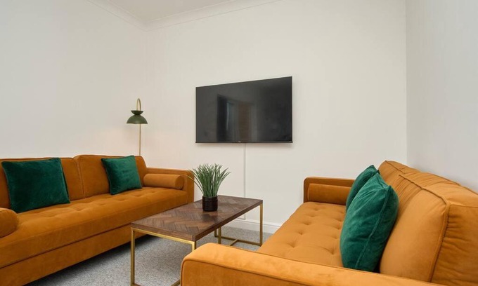 Ventnor Apartment | The Penthouse - Stunning 3 Bed Apt With Sea View Glimpses & Parking - The Perfect Choice For Families, Small Groups & Business Travellers - Dog Friendly - Super Fast Wi-Fi - 1000 Mbps - Close To Ventnor, Shanklin & Sandown - 5 mins To Beach - 19