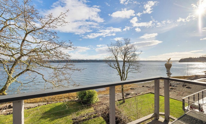 Allyn House | The perfect location for a peaceful getaway on Case Inlet in Puget Sound