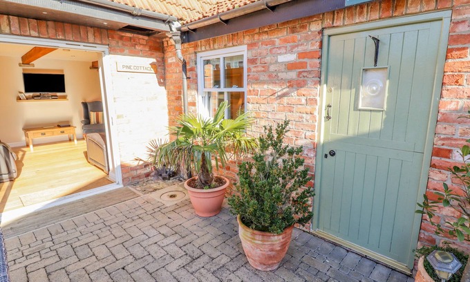 Burgh le Marsh Cottage | THE PINE, pet friendly, with hot tub in Burgh Le Marsh